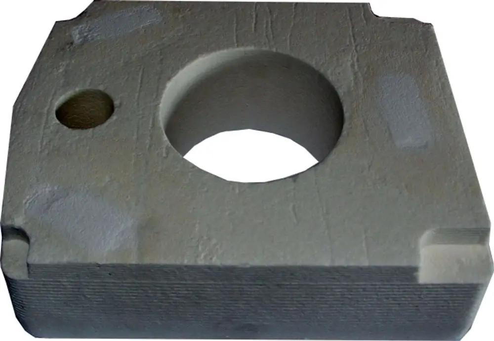 Isolierstein in rechteckiger Form mit zentralem Loch und einer kleinen Bohrung, wahrscheinlich für Kesseltüren. Produkt von Wolf, geeignet für spezifische Heizsysteme.